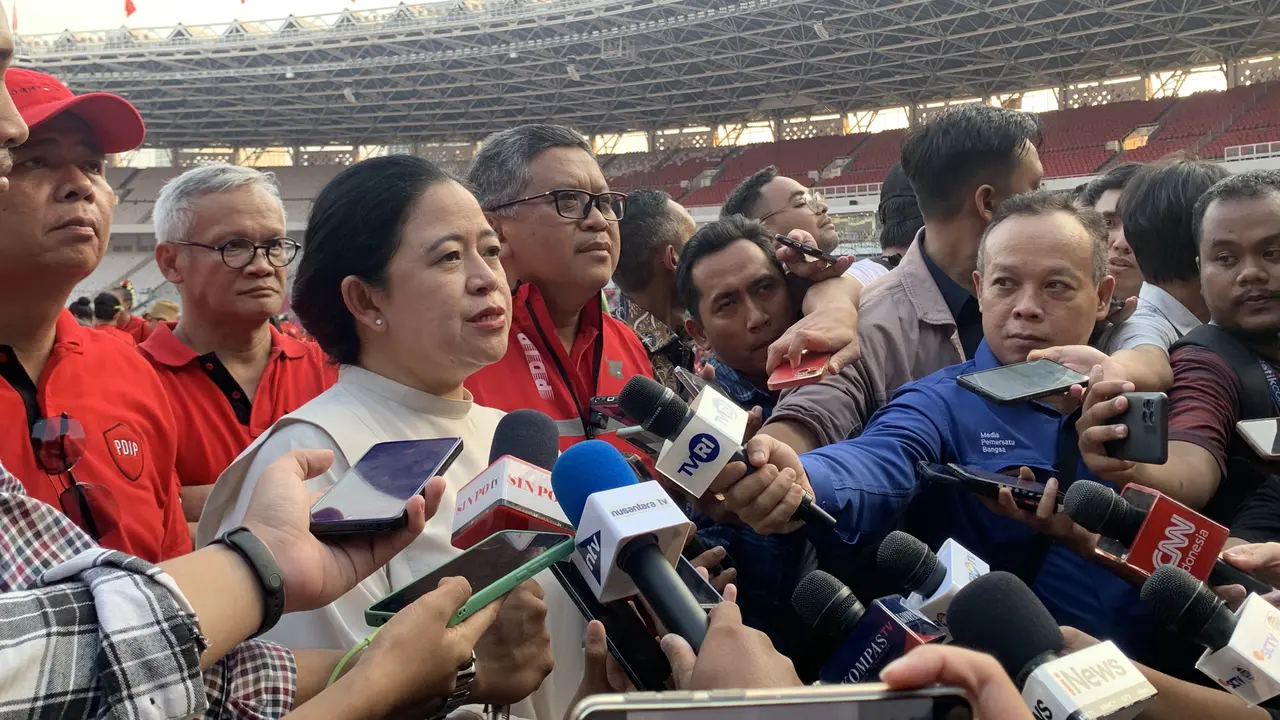 Ketua DPP PDI Perjuangan Puan Maharani saat meninjau persiapan puncak acara peringatan Bulan Bung Karno di Stadion Utama Gelora Bung Karno (SUGBK).