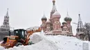 Sebuah buldozer digunakan untuk mengeruk salju di lapangan Red Square, Moskow (4/2). Hujan salju lebat yang turun semalaman mengakibatkan jalan-jalan dan bangunan di pusat kota dan beberapa daerah di Rusia tertutup salju. (AFP/Vasily Maximov)