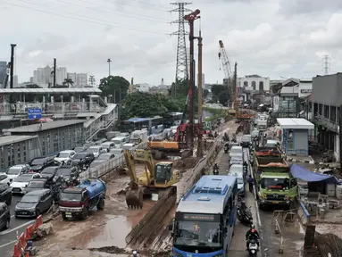 Sejumlah kendaraan terjebak kemacetan saat melintasi proyek Underpass Senen Extension di simpang Senen, Jakarta, Senin (3/2/2020). Penyempitan jalan karena adanya proyek underpass tersebut menyebabkan kemacetan kendaraan meski telah dilakukan rekayasa lalu lintas. (merdeka.com/Iqbal Nugroho)
