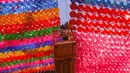 Pekerja memasang lampion di Jogye Temple jelang perayaan ulang tahun Buddha, Seoul, Rabu (12/4). Banyaknya jumlah lampion warna-warni yang terpasang membuat tempat ibadah ini semakin menarik untuk dikunjungi. (AFP PHOTO / JUNG Yeon-Je) 