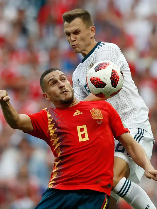 Pemain timnas Spanyol, Koke berebut bola dengan pemain Rusia, Denis Cheryshev pada babak 16 besar Piala Dunia 2018 di Stadion Luzhniki, Minggu (1/7). Rusia lolos ke perempat final setelah menang adu penalti 4-3 atas Spanyol. (AP/Manu Fernandez)