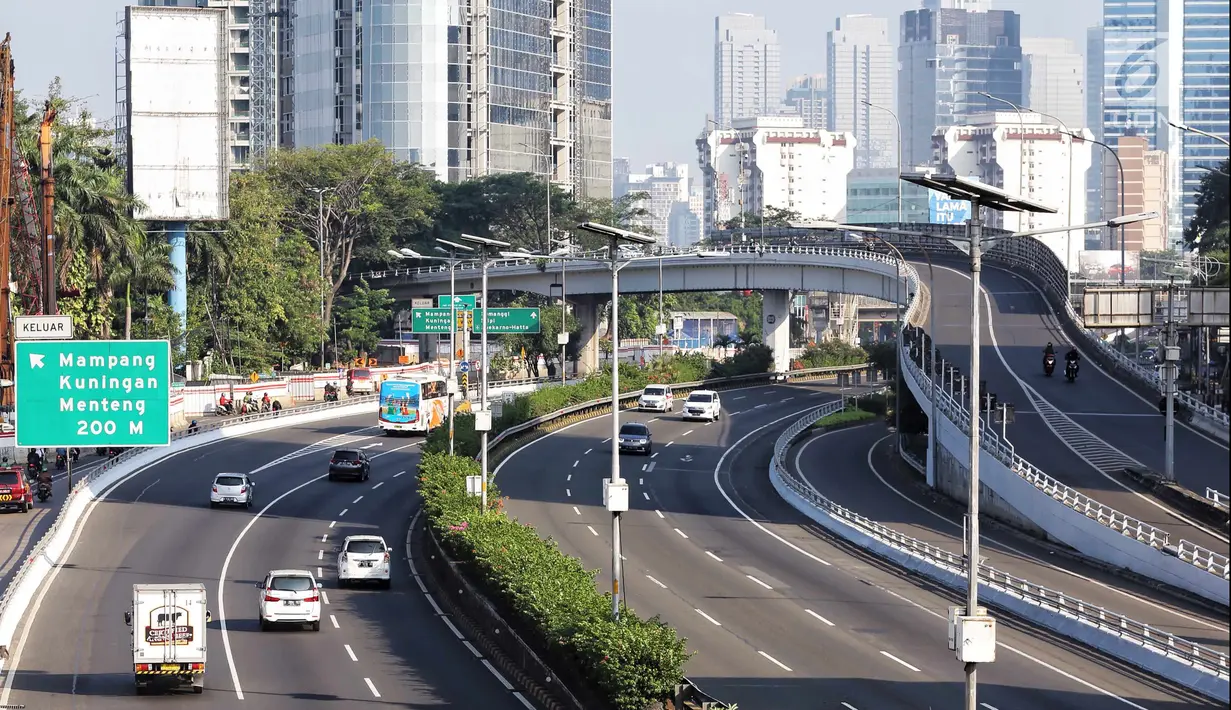 Sejumlah kendaraan melintas di ruas Tol Dalam Kota, Jalan Gatot Subroto, Jakarta, Senin (18/6). H+4 Lebaran,  ruas Tol Dalam Kota terpantau lengang karena masih ditinggal mudik warga Jakarta. (Liputan6.com/Faizal Fanani)