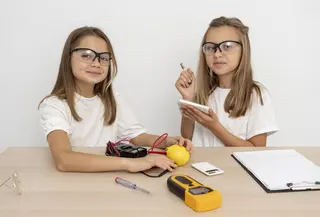 Setiap anak memiliki potensi dan kemampuan alami yang berbeda. Ada anak yang menunjukkan ketertarikan pada angka sejak kecil, ada yang gemar menggambar dengan detail luar biasa, dan ada pula yang sudah pandai berbicara jauh di atas kemampuan usianya. (foto/dok: freepik)