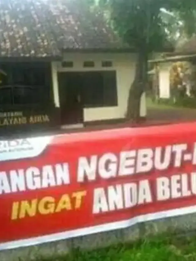 8 Potret Tulisan Tak Selesai di Spanduk Ini Bikin Mikir Keras