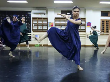 Pebalet sedang latihan jelang pementasan Namarina Youth Dance (NYD) di Studio Namarina, Jakarta, Kamis (25/7/2019). NYD akan menggelar pementasan bertajuk SoulSphere of Jakarta. (Liputan6.com/Fery Pradolo)