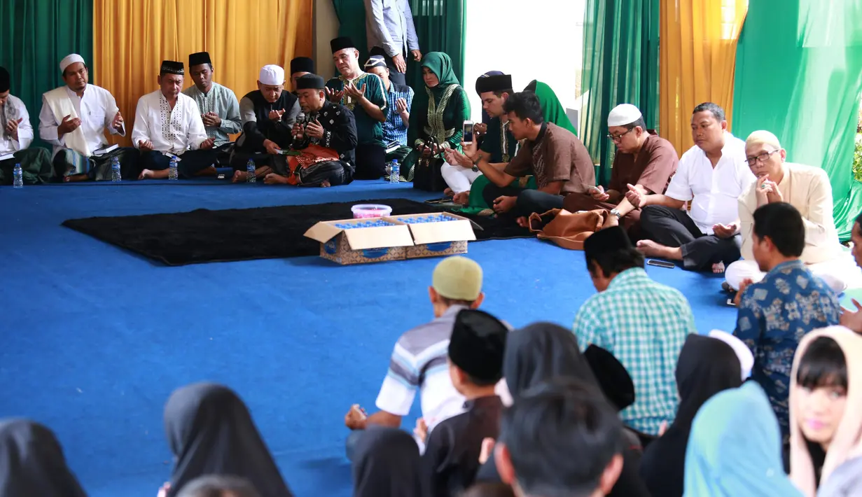 "Kali ini acara 100 harian lebih khidmat, lebih banyak berdoa, lebih banyak pengajiannya, lebih lama, lebih ramai dibanding kemarin-kemarin," kata Nia Anggia di kediamannya, kawasan Raffles Hills, Cibubur, Minggu (17/9). (Nurwahyunan/Bintang.com)