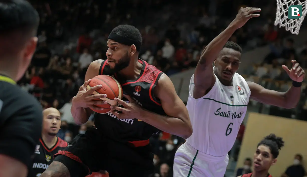 Pebasket Indonesia, Marques Tarell Bolden (kiri) berusaha merebut bola dari pebasket Arab Saudi, Mathna Almarwani saat matchday pertama Grup A FIBA Asia Cup 2022 antara Timnas Arab Saudi melawan Timnas Indonesia di Istora Senayan, Jakarta, Selasa (12/07/2022). (Bola.com/Bagaskara Lazuardi)