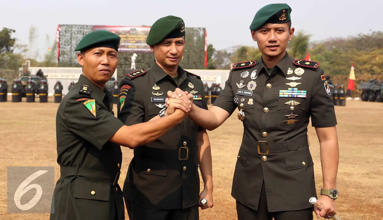 Mayor Inf Agus H Yudhoyono (kanan) bersalam komando dengan Letkol Inf Slamet Supriyanto (kiri) usai sertijab di Markas Yonif Mekanis 203, Tangerang (22/8/2015). Agus resmi menjabat Komandan Batalyon Infanteri Mekanis 203. (Liputan6.com/Helmi Afandi)