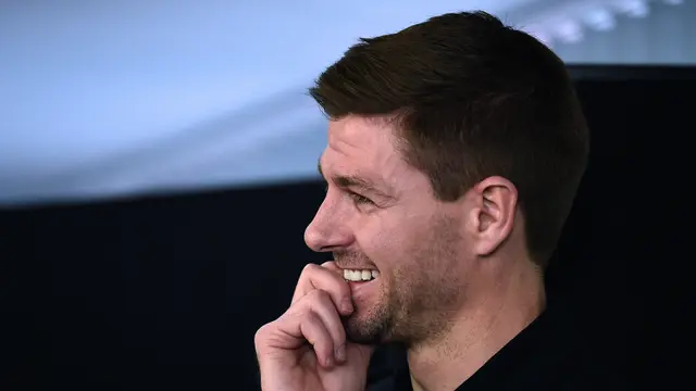FOTO: Steven Gerrard Raih Trofi Pertama sebagai Manajer setelah 6 Tahun Meninggalkan Liverpool - Steven Gerrard
