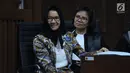 Terdakwa gratifikasi pemberian izin lokasi perkebunan kelapa sawit, Rita Widyasari (kiri) menyimak keterangan saksi pada sidang lanjutan di Pengadilan Tipikor, Jakarta, Rabu (23/5). Sidang mendengar keterangan saksi. (Liputan6.com/Helmi Fithriansyah)