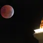 Penampakan gerhana bulan di Monas, Jakarta (31/1/2018). Foto diambil dengan teknik multiple exposure. (Bambang E. Ros/Bintang.com)