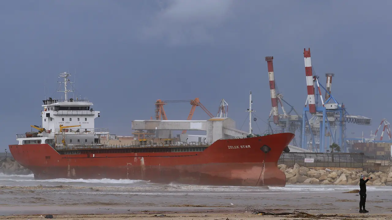 Angin Kencang Kandaskan Kapal Kargo di Israel