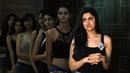 Sejumlah  model menunggu untuk tampil di hadapan juri selama audisi model Lakme Fashion Week (LFW) di Mumbai (13/6). Sekitar 153 model India dan internasional berpartisipasi untuk audisi koleksi LFW Winter/Festive 2017. (AFP Photo/Punit Paranjpe)