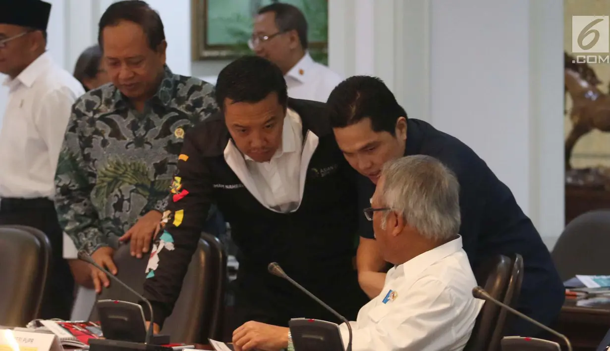 Menpora Imam Nahrawi bersama Ketua Inasgoc Erick Thohir dan Menteri PUPR Basuki Hadimuljono bersiap mengikuti rapat terbatas persiapan Asian Games 2018 di Kantor Presiden Jakarta, Senin (28/5). (Liputan6.com/Angga Yuniar)