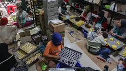 Memasuki akhir Ramadan dan menjelang perayaan Idul Fitri, permintaan berbagai jenis kue kering hasil produksi Kampung Nastar di Gang Subur Larangan Utara Kecamatan Larangan Kota Tangerang, Banten mengalami lonjakan pesanan. Tampak dalam foto, pekerja memproduksi berbagai jenis kue kering di Botisha Cookes Kampung Nastar, Larangan, Tangerang, Banten, Kamis 12 Maret 2026. (merdeka.com/Arie Basuki)