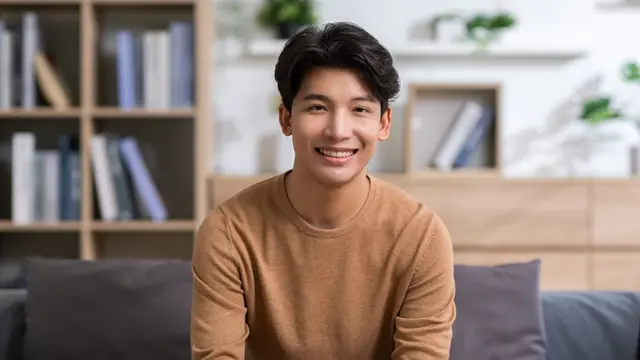 laki-laki tersenyum manis kalem