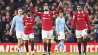 Selebrasi pemain Manchester United, Bruno Fernandes setelah menjebol gawang Manchester City dalam pertandingan lanjutan Liga Inggris 2022/2023 pekan ke-20 yang berlangsung di Old Trafford, Sabtu (14/1/2023). (AP Photo/Dave Thompson)