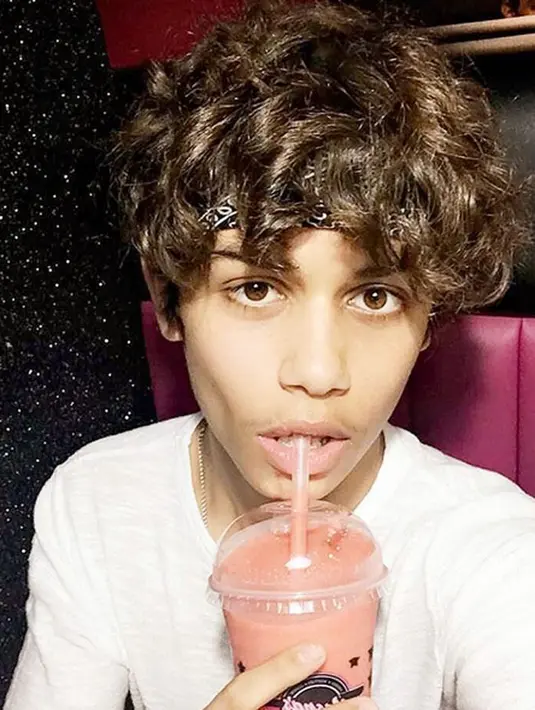 "Mereka semua membuat saya seperti di rumah sendiri. Indonesia seperti rumah kedua buat saya," kata Harris J di kantor Warner Music Indonesia, kawasan Gambir, Jakarta Pusat, Selasa (6/12). (Instagram/officialharrisj)