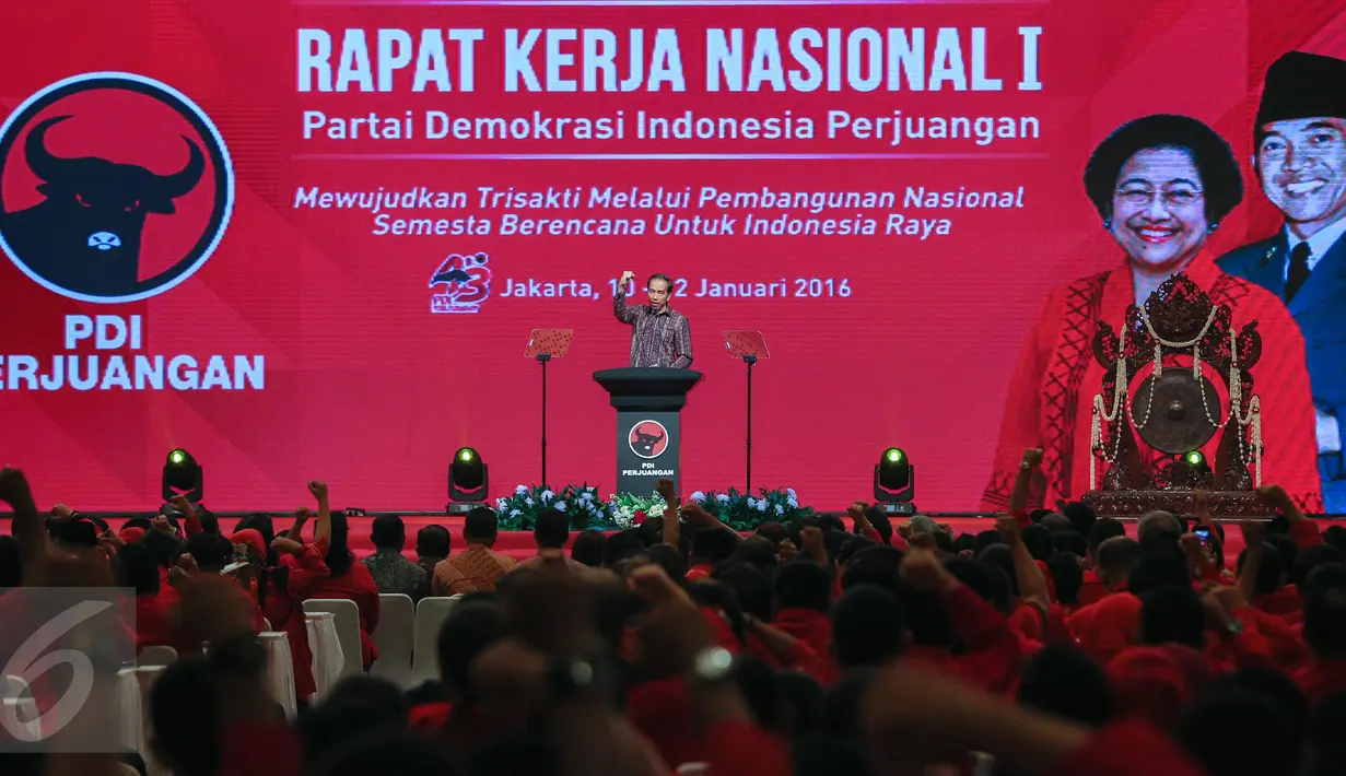 Presiden Joko Widodo menyampaikan pidato saat Rakernas I PDIP di Jakarta, Minggu (10/1/2016). Rakernas tersebut bertajuk 'Mewujudkan Trisakti dengan Pembangunan Nasional Semesta Berencana'. (Liputan6.com/Faizal Fanani)