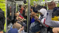 Suasana KRL Commuter Line Jakarta-Bogor pada Rabu, 9 Maret 2022 malam, yang bertepatan dengan diterapkan kebijakan duduk tanpa berjarak. (Dok Penumpang KRL Wibi Pratama)