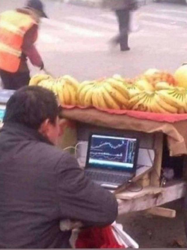 10 Potret Nyeleneh Pedagang Pakai Alat Tak Biasa Waktu Jualan Ini Bikin Heran