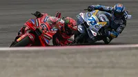 Francesco Bagnaia dari Ducati Lenovo merayakan kemenangan di MotoGP Amerika Serikat 2025. (Bola.com/motogp.com)