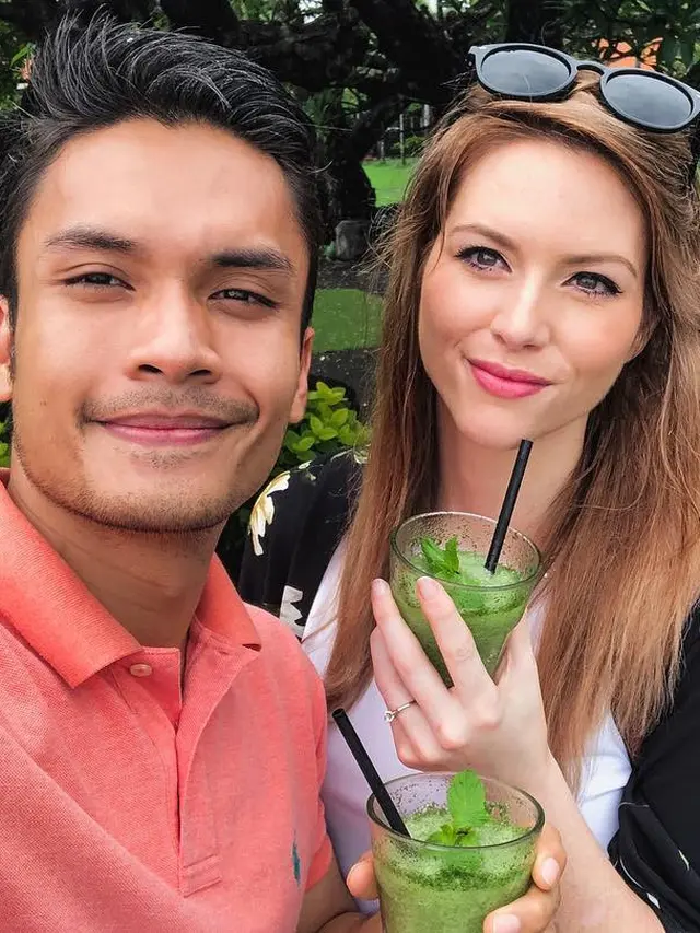[Fimela] Randy Pangalila dan Istri