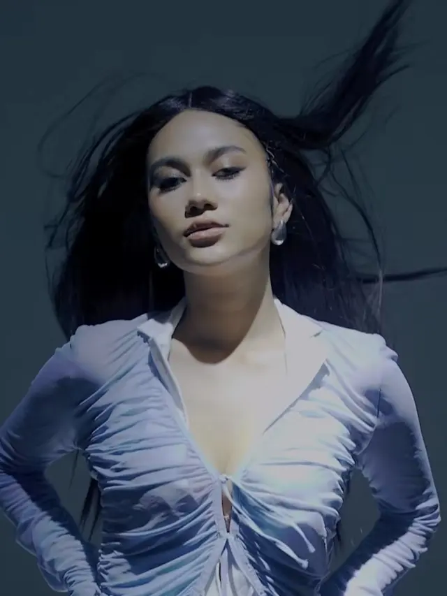 Tampilan Berbeda Azizah Salsha Jadi Bintang Iklan Parfum Milik Rachel Vennya. [@azizahsalsha_]