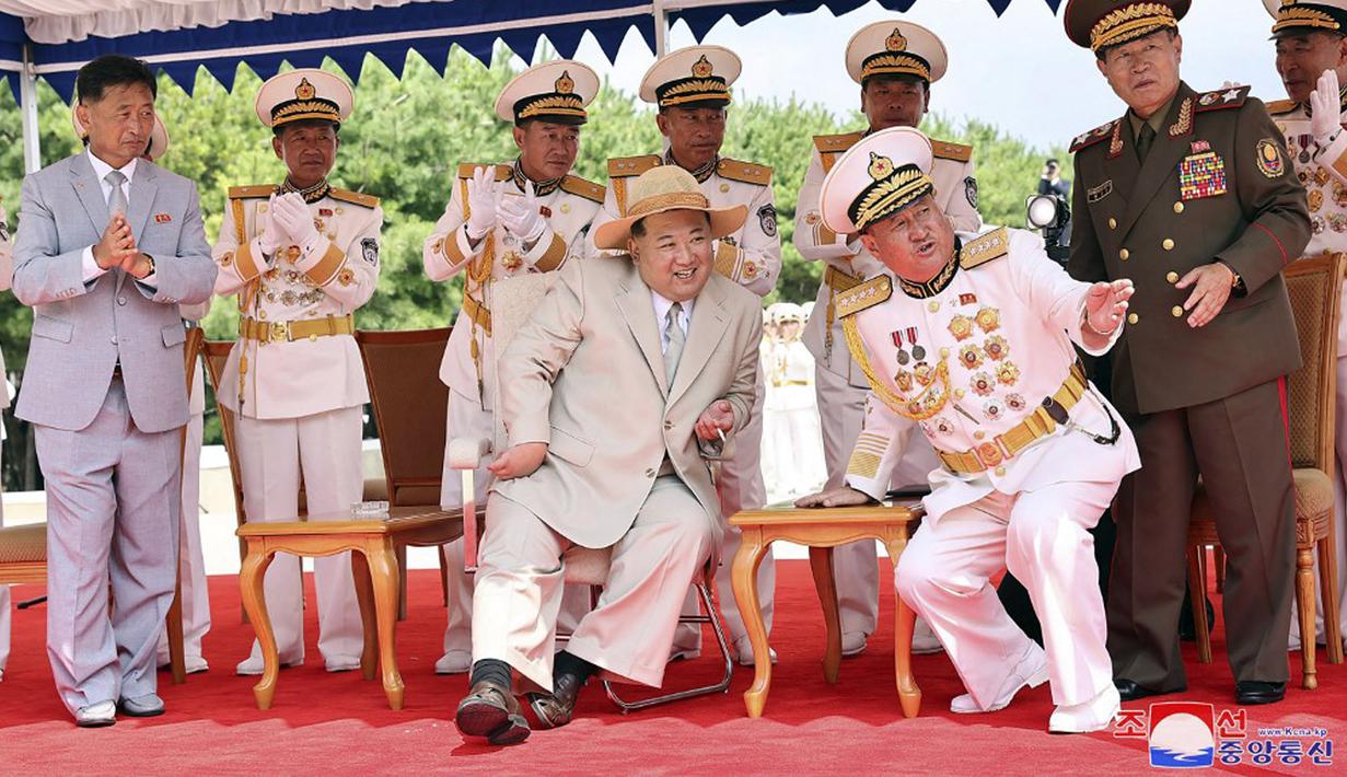 Korea Utara memiliki armada kapal selam yang besar namun hanya kapal selam rudal balistik eksperimental 8.24 Yongung (Pahlawan 24 Agustus) yang diketahui telah meluncurkan rudal. (STR/KCNA VIA KNS/AFP)