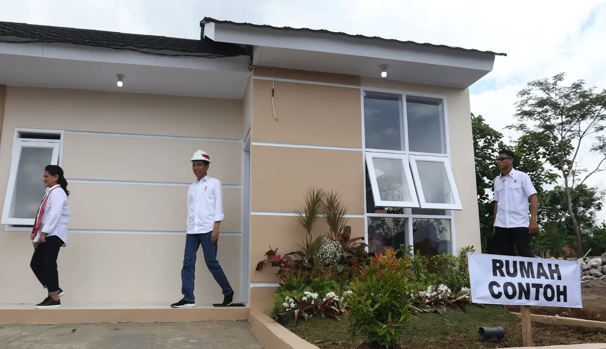 Presiden Joko Widodo didampingi Ibu Negara Iriana meninjau rumah contoh perumahan Persatuan Pencukur Rambut Garut (PPRG) di Garut, Jawa Barat, Sabtu (19/1). (Liputan6.com/Angga Yuniar)