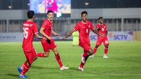 Pemain Timnas Indonesia U-20, Aditya Warman (kedua kanan) melakukan selebrasi setelah mencetak gol pembuka ke gawang Maladewa pada laga Kualifikasi Piala Asia U-20 2025 di Stadion Madya, Senayan, Jakarta, Rabu (25/09/2024). (Bola.com/Bagaskara Lazuardi)