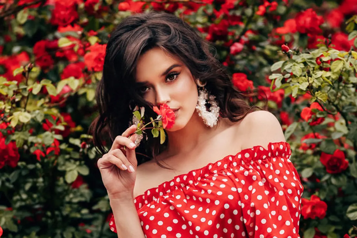 cantik dewasa baju merah