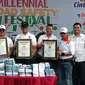 Kapolda Riau Irjen Widodo Eko Prihastopo (bertopi hitam) menerima rekor MURI terkait penyelenggaraan Millenial Road Safety Festival di Pekanbaru. (Liputan6.com/M Syukur)