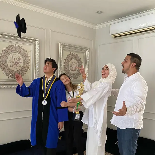 7 Momen Adjie Pangestu dan Annisa Trihapsari Kompak Hadiri Wisuda Anak