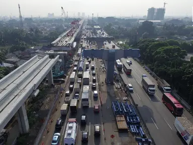 Kepadatan arus lalu lintas saat melintasi proyek Tol Jakarta-Cikampek II dan kereta api ringan (LRT) di Bekasi, Selasa (18/12). Pemerintah menghentikan proyek di ruas Tol Jakarta-Cikampek selama libur Natal dan tahun baru. (Merdeka.com/Iqbal S. Nugroho)