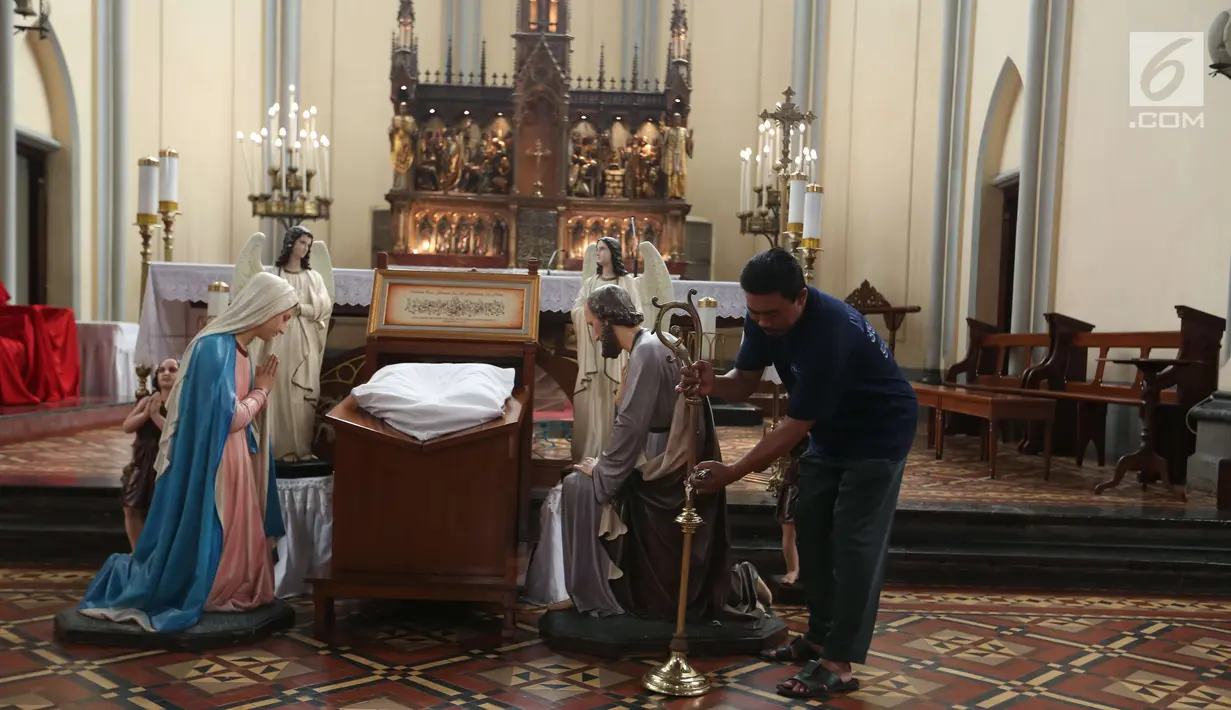 Umat kristen dan pengurus mempersiapkan dekorasi di Gereja Katedral, Jakarta, Sabtu (23/12). Jelang perayaan natal gereja katedral mulai bebenah dan dipercantik untuk keperluan ibadah natal. (Liputan6.com/Angga Yuniar)
