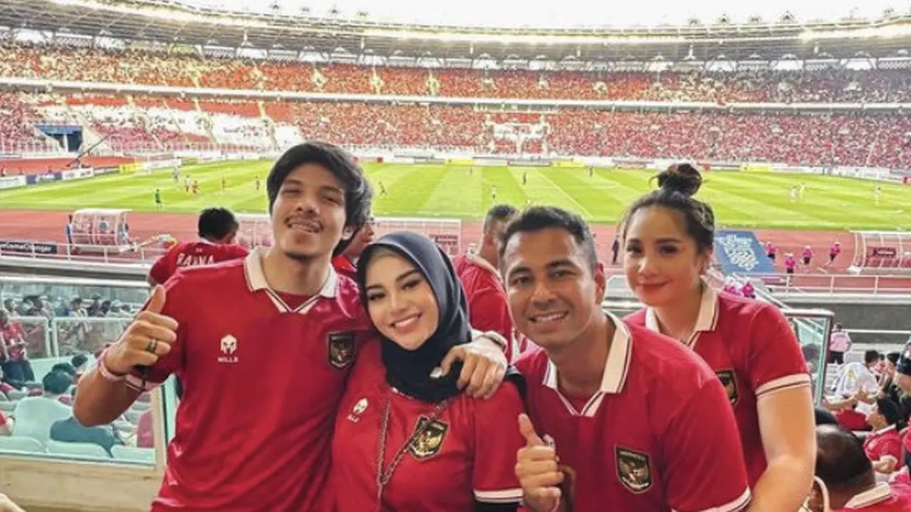 Gaya Nagita Slavina dan Aurel Hermansyah Kenakan Jersey Timnas
