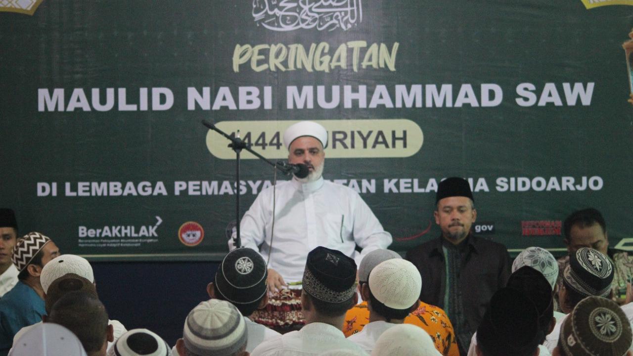 Ulama Lebanon memberikan tausiah kepada warga binaan Lapas Sidoarjo. (Dian Kurniawan/Liputan6.com)