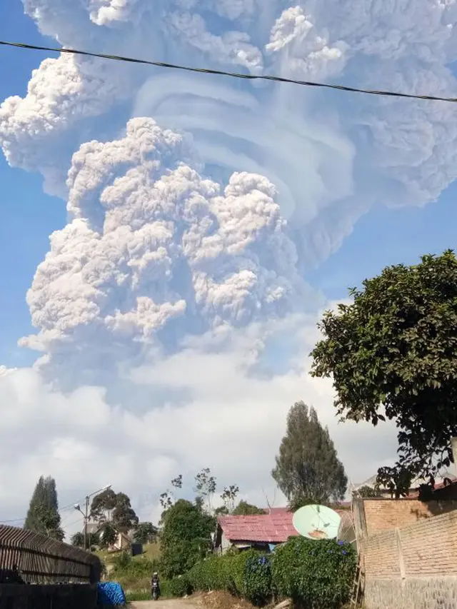 Gunung Sinabung Meletus