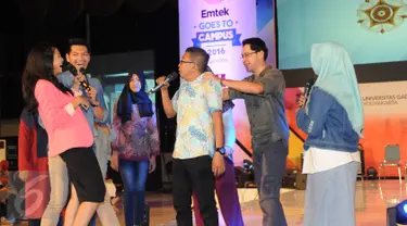 Pemain Para Pencari Tuhan (PPT),  Agus Kuncoro dan Jarwo Kwat beradu akting dengan peserta EGTC 2016  di Yogyakarta, Kamis (3/11). EGTC 2016 diramaikan oleh tokoh dan artis untuk memperkenalkan cara berakting di sebuah film. (Liputan6.com/Helmi Affandi)