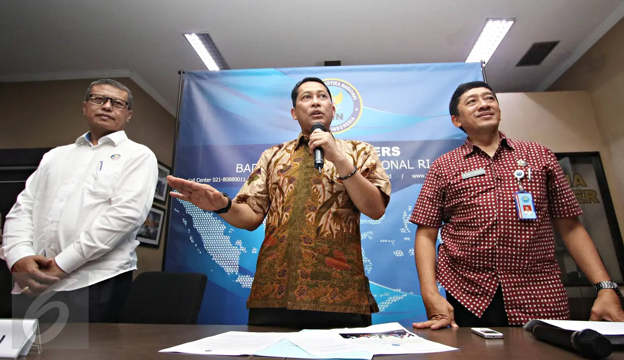 Kepala BNN (tengah) Komjen Budi Waseso memberikan keterangan pers di Gedung BNN, Cawang, Jakarta, Selasa (22/12). Mereka ditangkap di sebuah apartemen di Jalan Marsekal Suryadarma, Tangerang. (Liputan6.com/Immanuel Antonius)