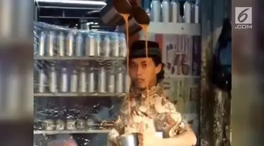 Aksi seorang pria mebuat teh tarik sambil menari seperti balerina.