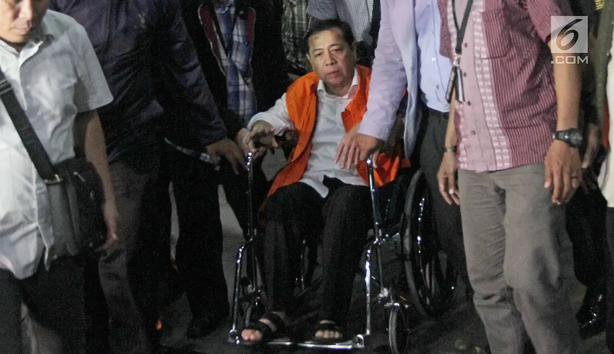 Tersangka korupsi e-KTP, Setya Novanto tiba di Gedung KPK dari Rumah Sakit Cipto Mangunkusumo (RSCM) menggunakan kursi roda pada, Minggu, (19/11). Tim dokter RSCM menilai Setya Novanto sudah tidak perlu dirawat inap lagi. (Liputan6.com/Herman Zakharia)