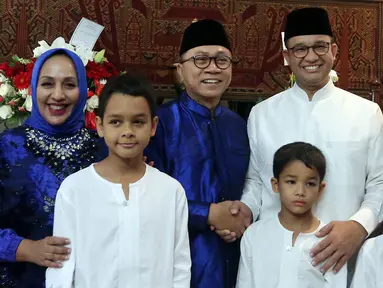 Ketua MPR Zulkifli Hasan beserta keluarga berfoto bersama dengan Gubernur DKI Jakarta terpilih Anies Baswedan saat open house Idul Fitri di rumah dinas Ketua MPR di Jakarta (25/6). (Liputan6.com/Johan Tallo)