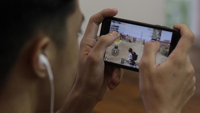 Tim e-Sports, WAW divisi PUBG, memberikan simulasi saat mengunjungi Kantor KLY. (Bola.com/M. Iqbal Ichsan)