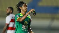 Bek Persebaya Surabaya, Ady Setiawan melakukan selebrasi usai mencetak gol ke gawang Madura United dalam laga matchday ke-2 Grup C Piala Menpora 2021 di Stadion Si Jalak Harupat, Bandung, Minggu (28/3/2021). (Bola.com/M Iqbal Ichsan)