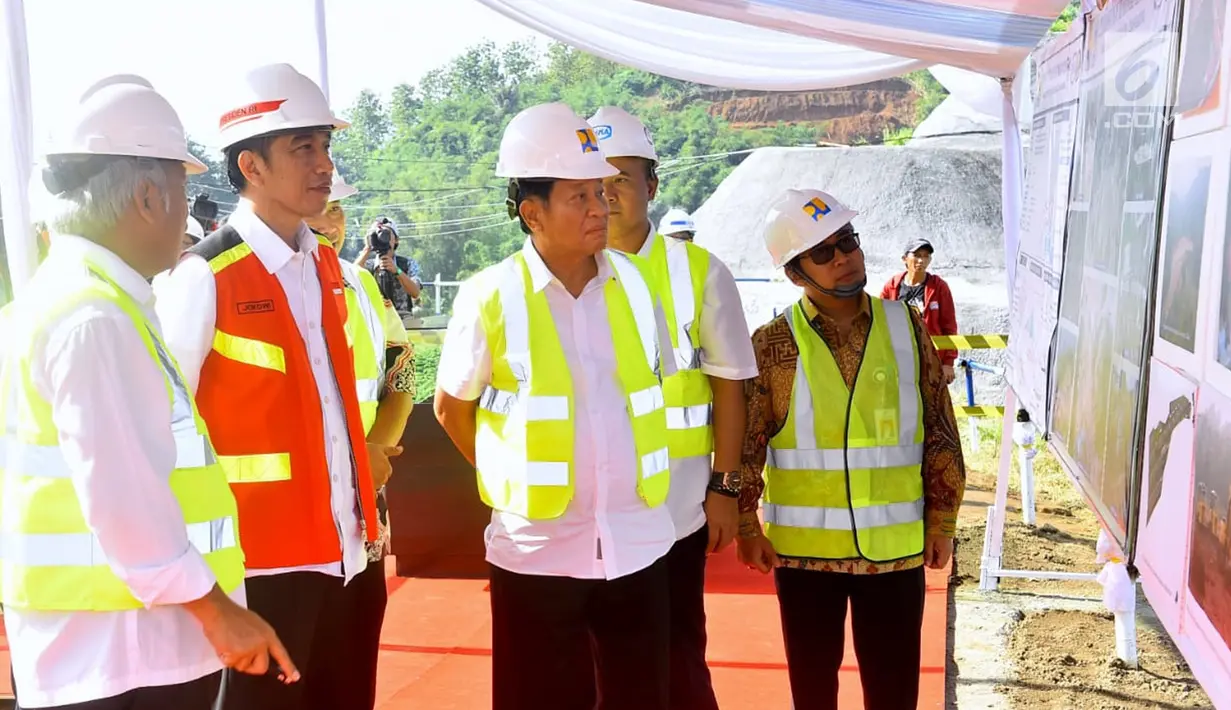 Presiden Joko Widodo atau Jokowi melihat gambar progres pembangunan bendungan di Cibeureum, Kuningan, Jawa Barat, Jumat (25/5). (Liputan6.com/Pool/Biro Pers Setpres)
