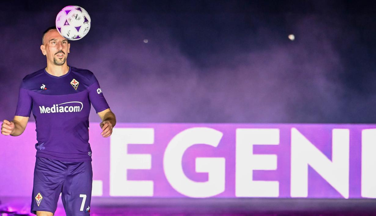 Rekrutan baru Fiorentina, Franck Ribery, mengontrol bola saat sesi perkenalan di Stadion Artemio Franchi, Florence, Kamis (22/8). Gelandang asal Prancis ini didatangkan secara gratis dari Bayern Munchen. (AFP/Andreas Solaro)