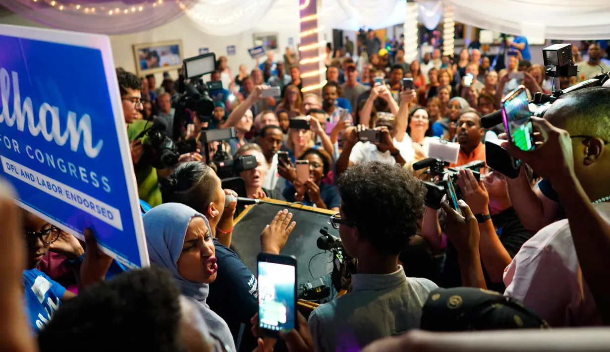 Ilhan Omar bersama pendukungnya merayakan kemenangan pemilihan Distrik Kongres ke-5 di Minneapolis, AS, Selasa (14/8). Pada 2016, Omar menjadi perhatian setelah terpilih menjadi anggota legislatif negara bagian. (Mark Vancleave/Star Tribune via AP)