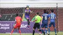 Pada 15 menit awal babak kedua, para pemain Thailand U-16 yang lebih diunggulkan juga masih kesulitan menaklukkan penjaga gawang Myanmar U-16, Sai Thi Ha Naing. (Bola.com/Bagaskara Lazuardi)